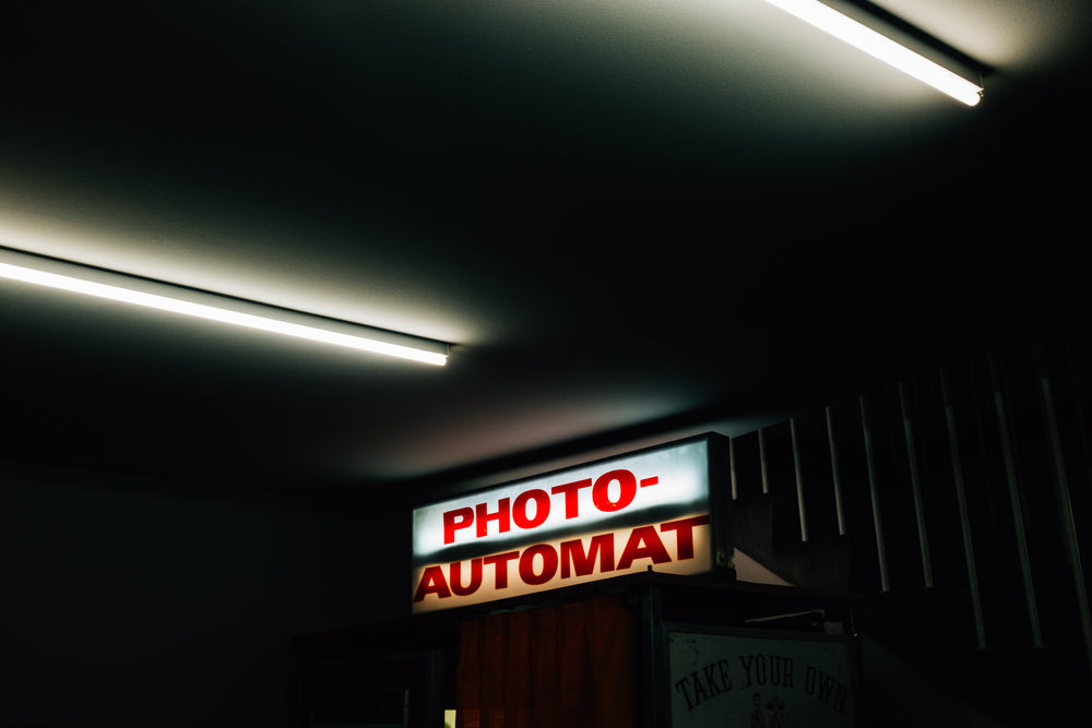 red neon photo booth sign