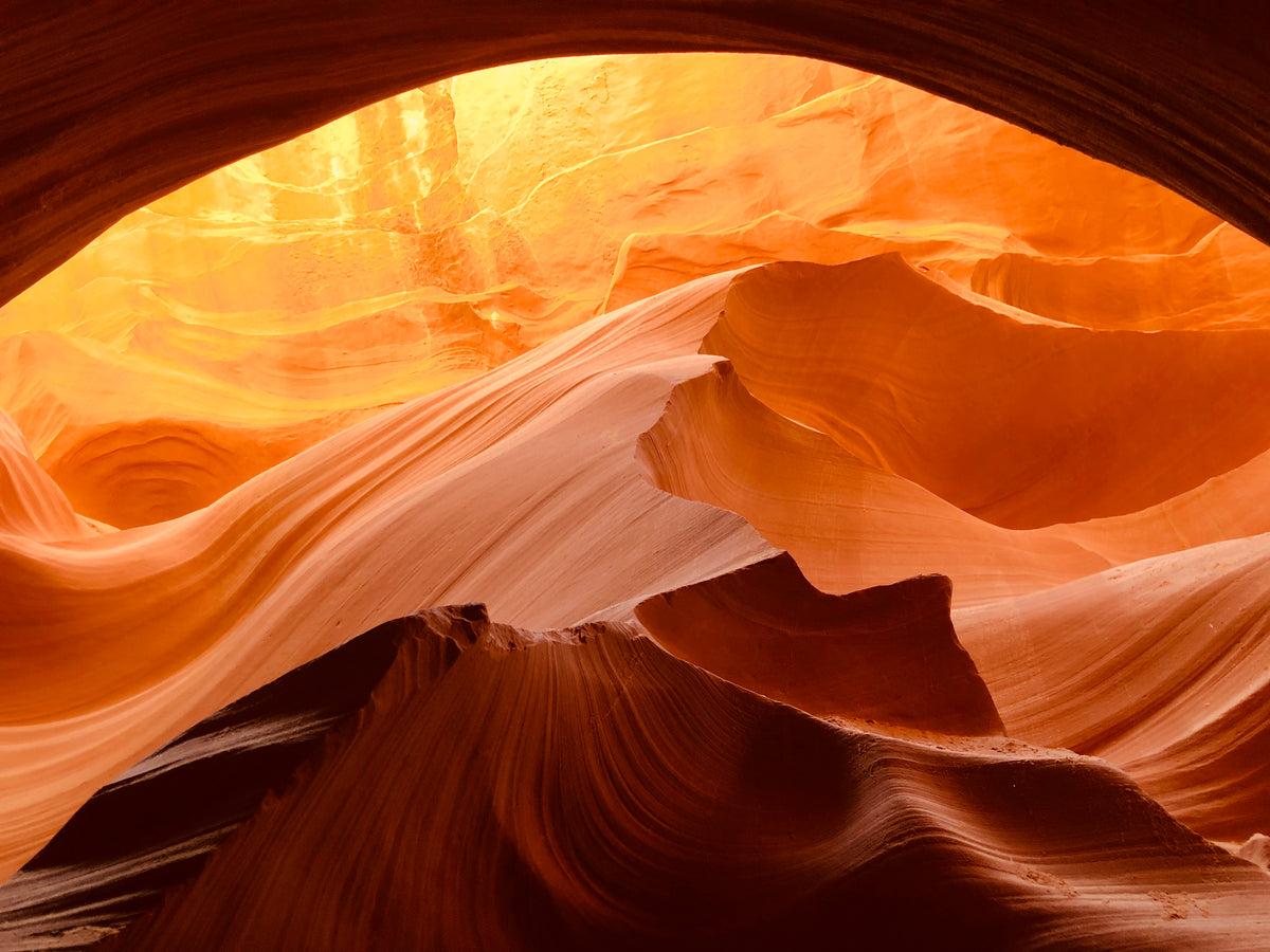 沙漠中的红色岩洞