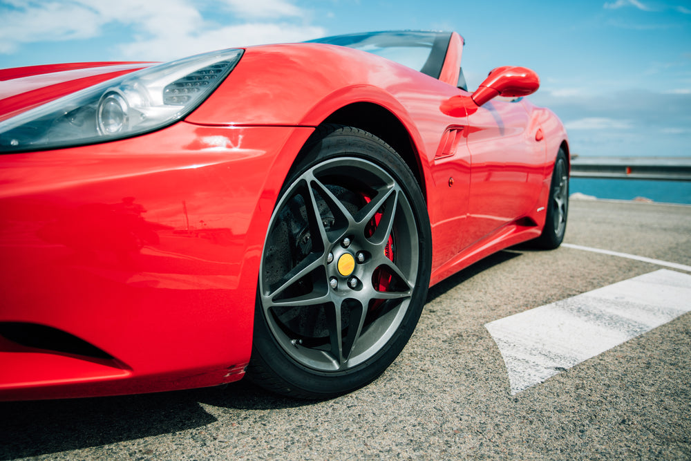 carro vermelho esportivo com closeup na roda