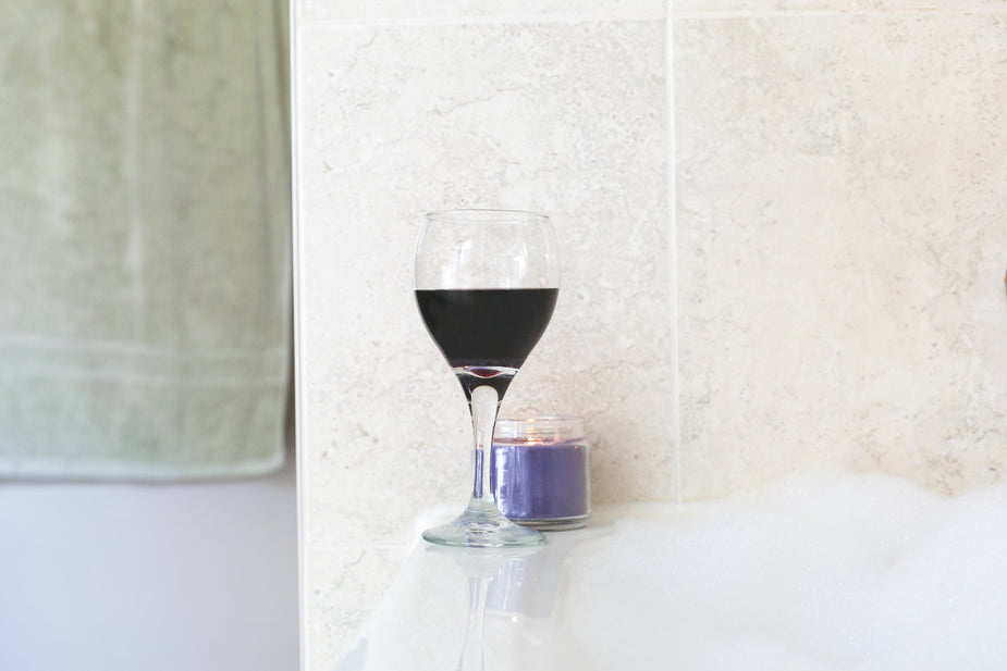High Res Red Wine By Bubble Bath Picture — Free Images