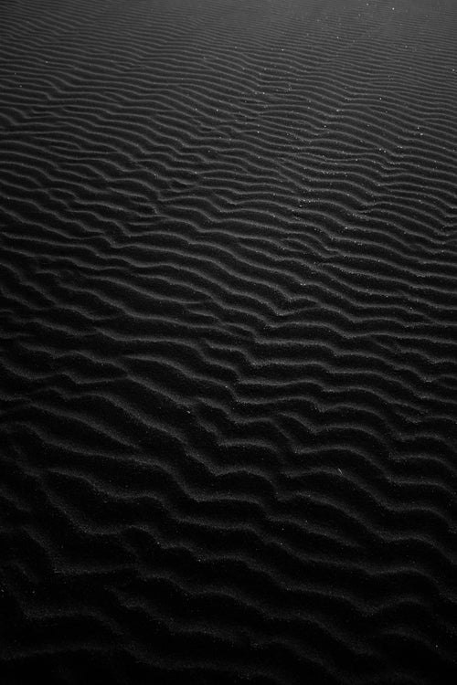 黑色和白色的沙子涟漪