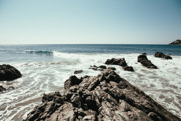 Free Rock Ledge Into Ocean Photo — High Res Pictures