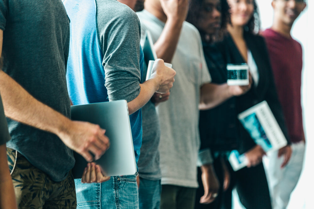 fila de jovens adultos no trabalho