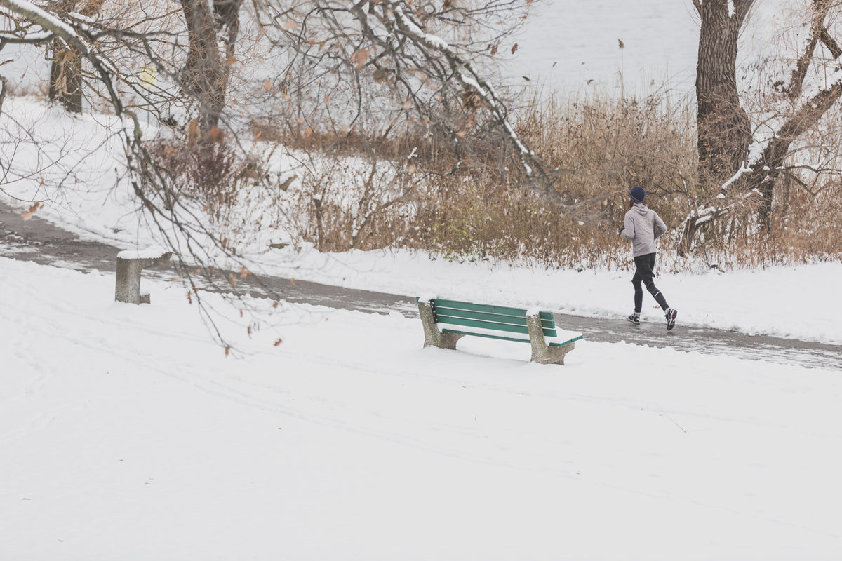 雪地公园里的跑步者