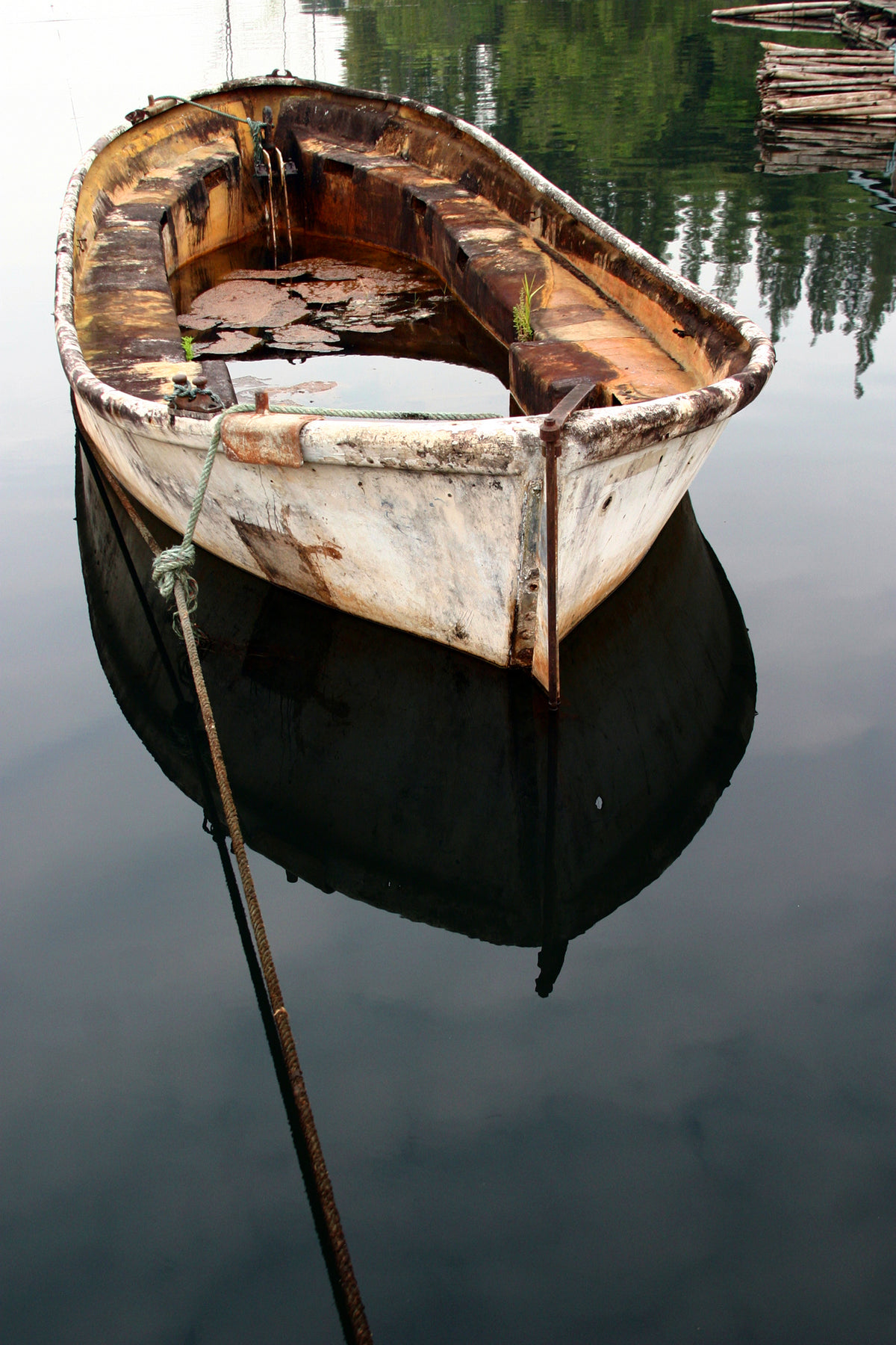 锈迹斑斑的河船在清澈的水面上行驶