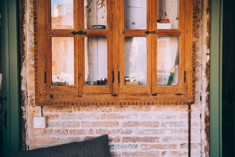 moldura de janela de madeira rústica sobre tijolo exposto