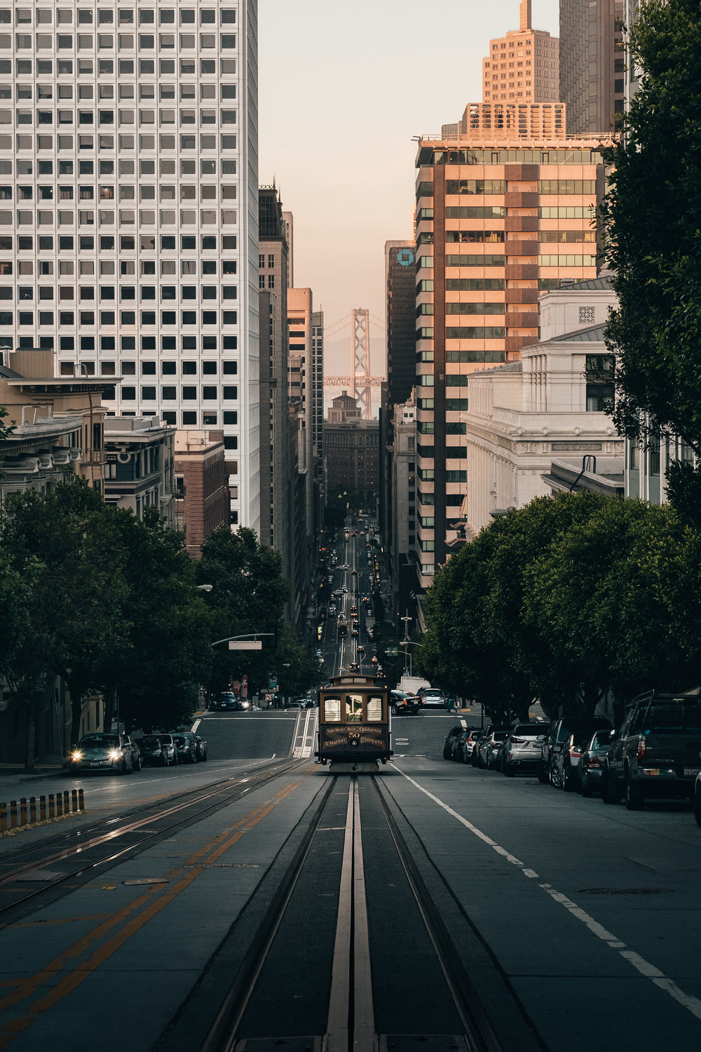 san francisco trolly on hill