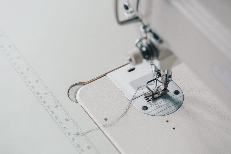sewing-machine-needle-angle-view.jpg?wid