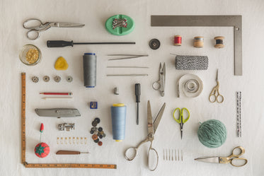 sewing tools flatlay knolling