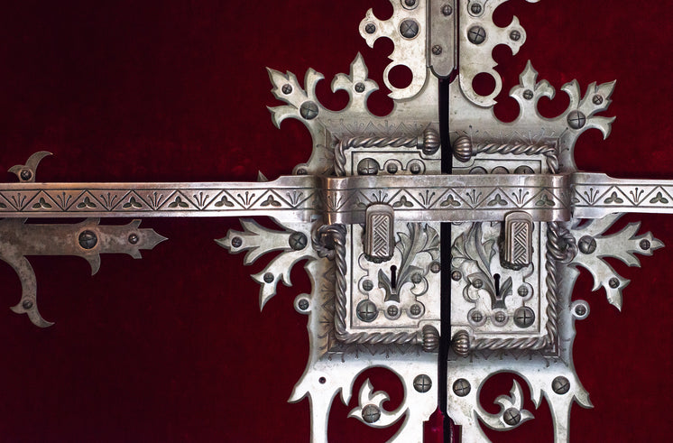 silver wrought locks against a blood red door - Regalos Originales Con Fotos