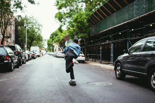 滑板在街