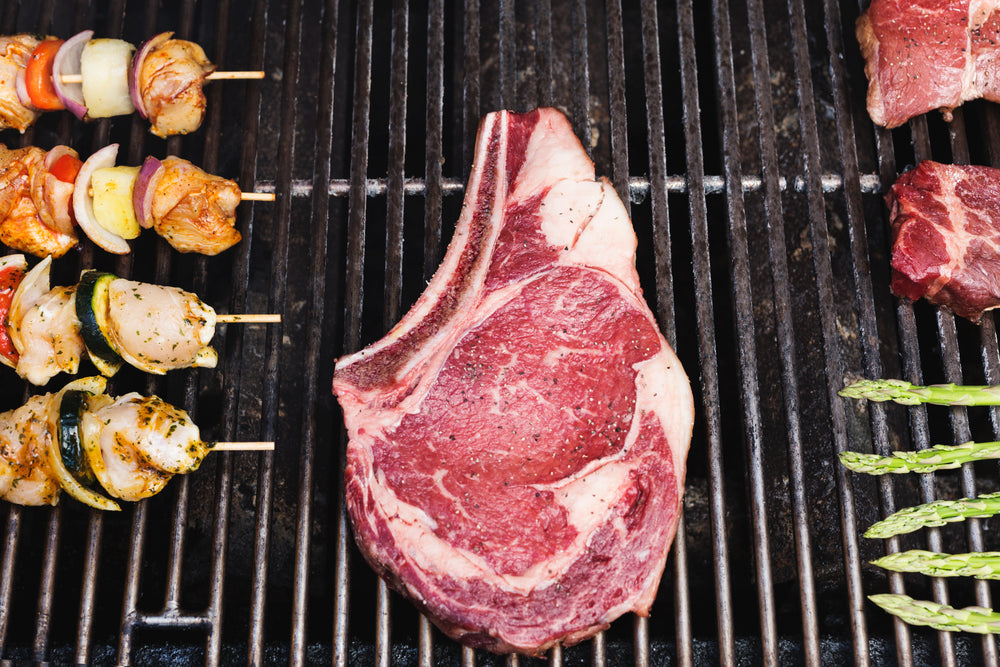 espetos, carne e aspargos na churrasqueira