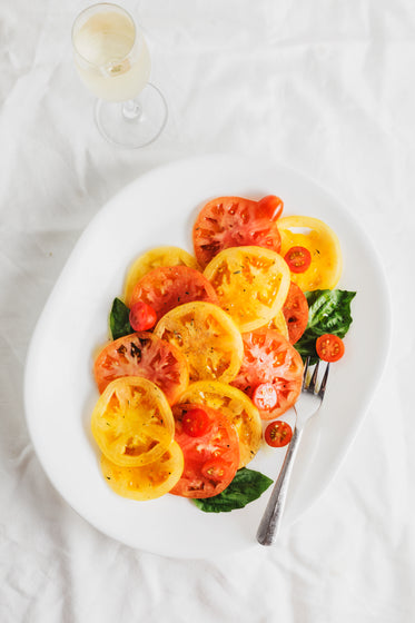 tomates fatiados e manjericão com vinho branco