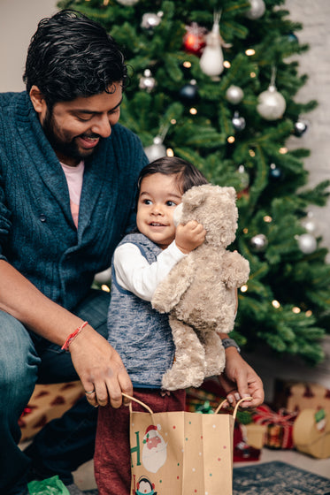 menino ganha urso de pelúcia de natal