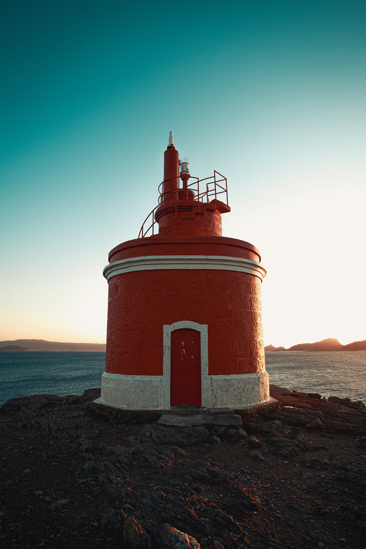 https://burst.shopifycdn.com/photos/small-red-and-white-lighthouse.jpg?width=746&format=pjpg&exif=0&iptc=0