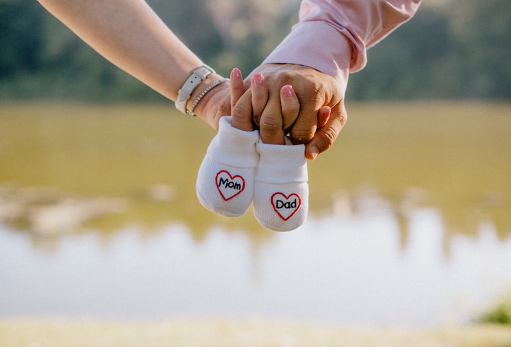 small-socks-with-the-words-mom-and-dad.j