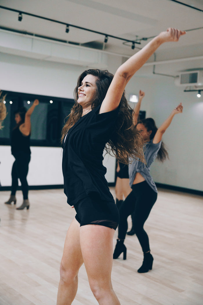 Bailarina sonriendo durante un ensayo