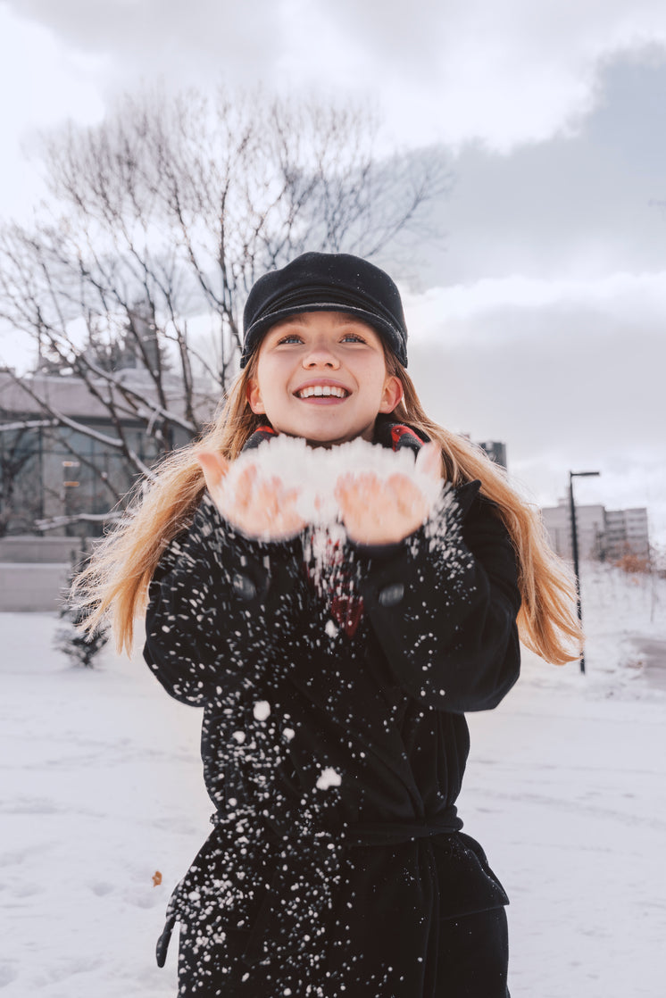 https://burst.shopifycdn.com/photos/smiling-woman-in-cap-holding-snow.jpg?width=746&format=pjpg&exif=0&iptc=0
