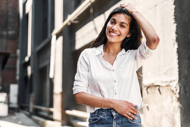 Free Smiling Woman Poses Photo — High Res Pictures