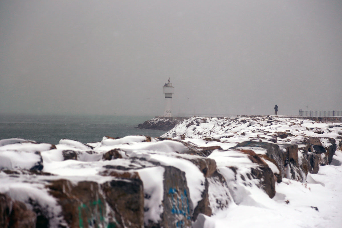 白雪覆盖的岩石和框中的灯塔
