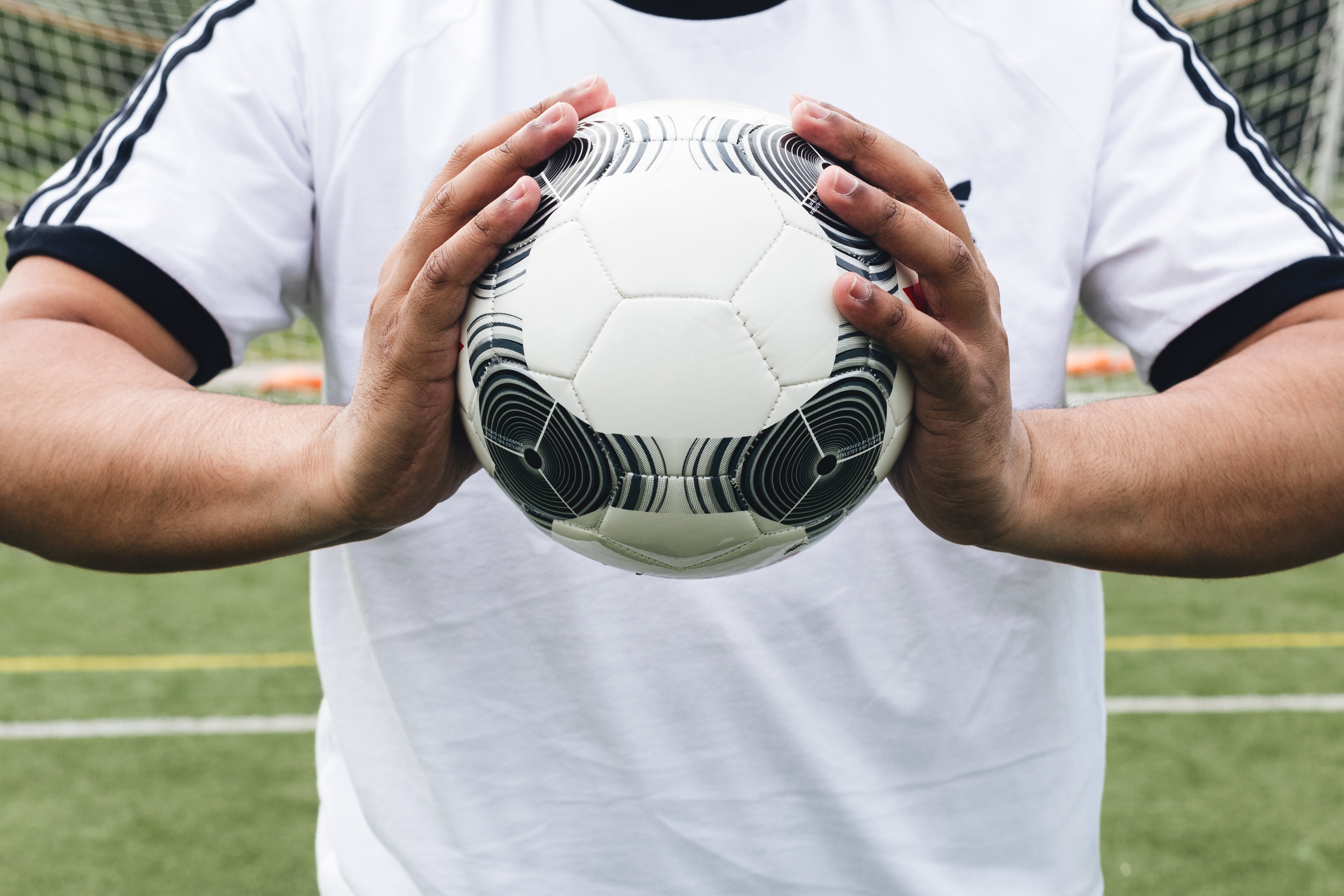 Jogador De Futebol Que Corre O Fundo Da Bola. Imagem Baixa Do