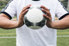 bola de futebol nas mãos do atleta