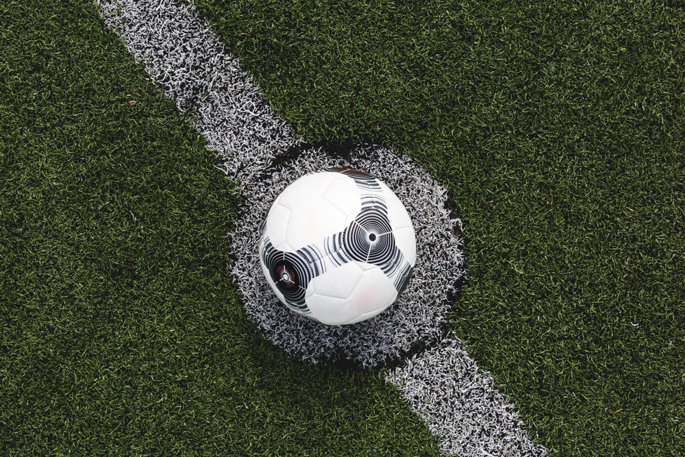 bola de futebol esperando pelo chute inicial