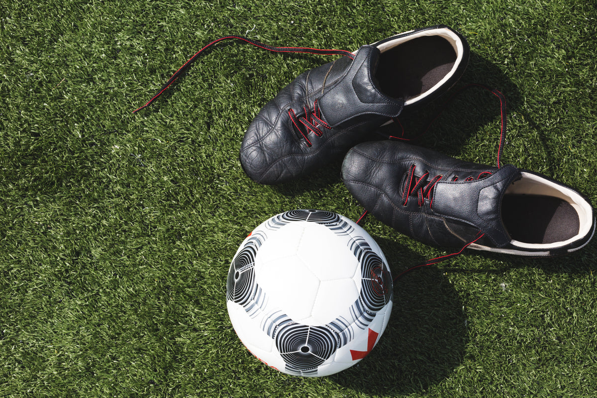 足球球鞋和足球