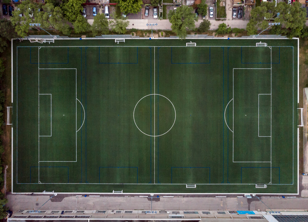 Foto Um gol de futebol em um campo – Imagem de Futebol grátis no