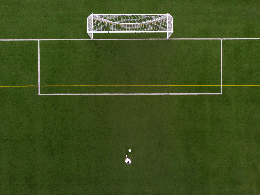 jogador de futebol na posição de pênalti visão de um drone