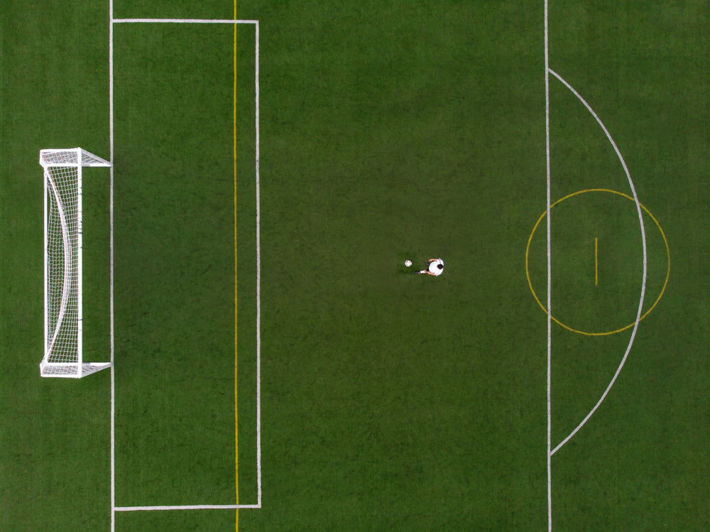 visão de drone de um jogador de futebol na posição de pênalti