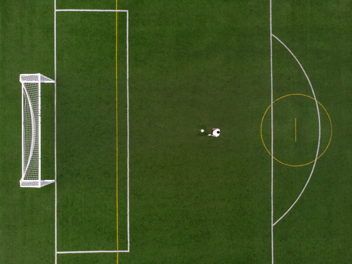 visão de drone de um jogador de futebol na posição de pênalti