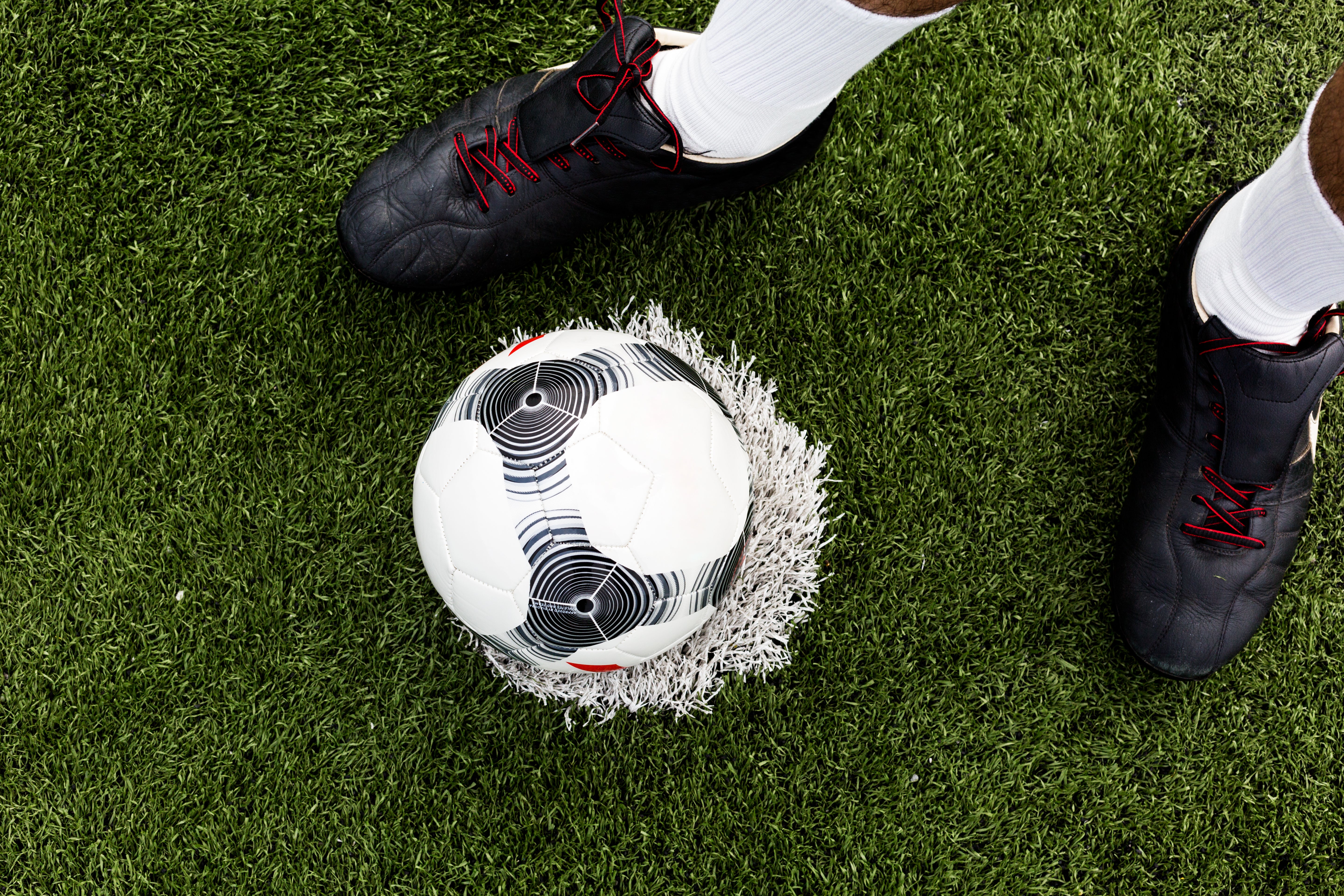 Jogadores De Futebol Que Estão No Campo Durante a Prática Foto de