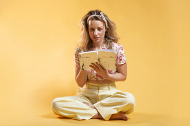 spring fashion model sitting and writing in notebook