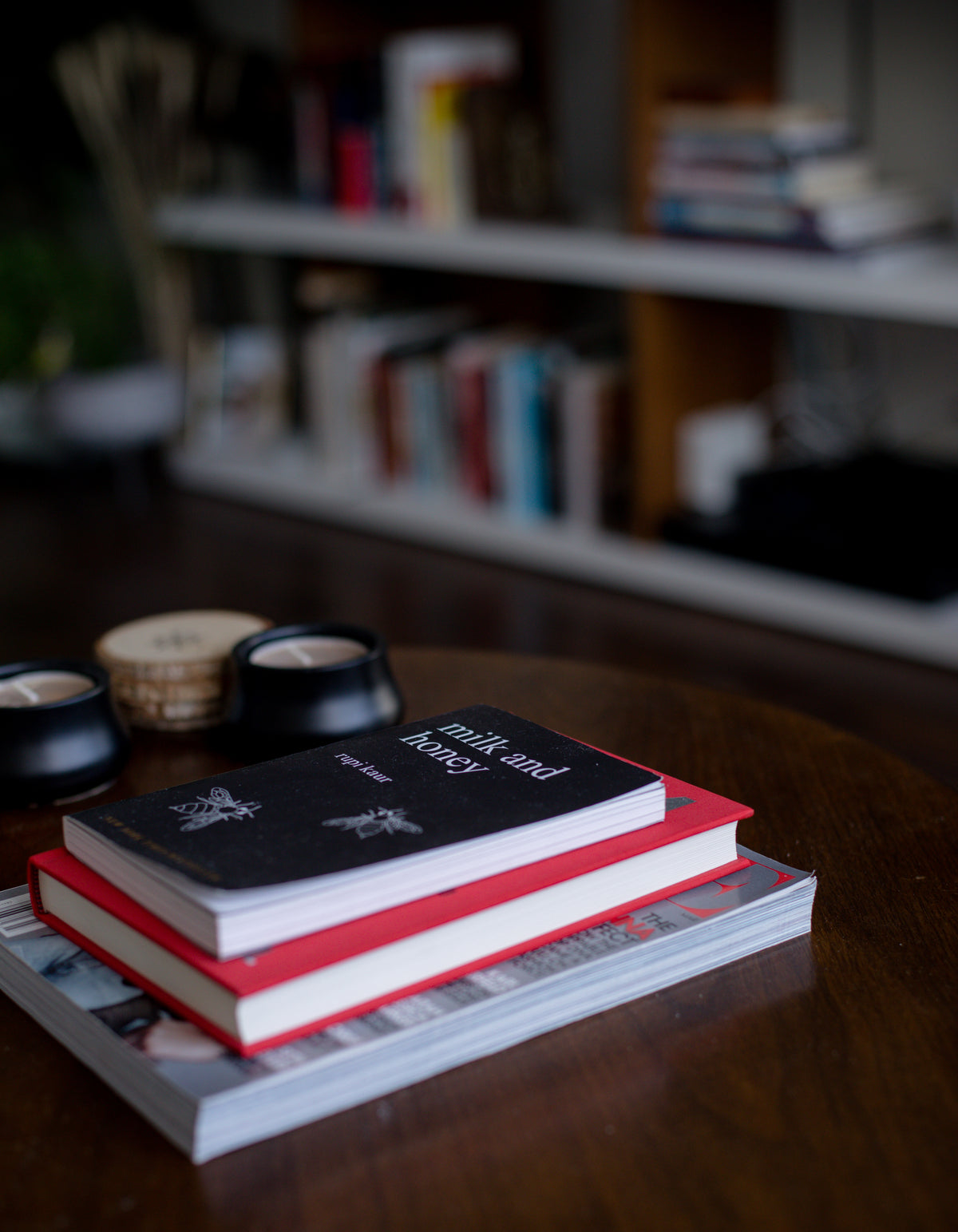 休息室咖啡桌上的一堆书和蜡烛