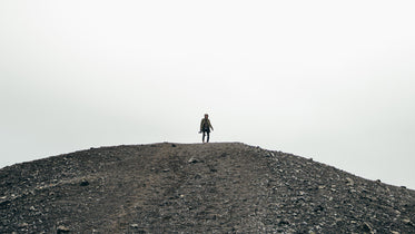 no alto de um monte de cascalhos