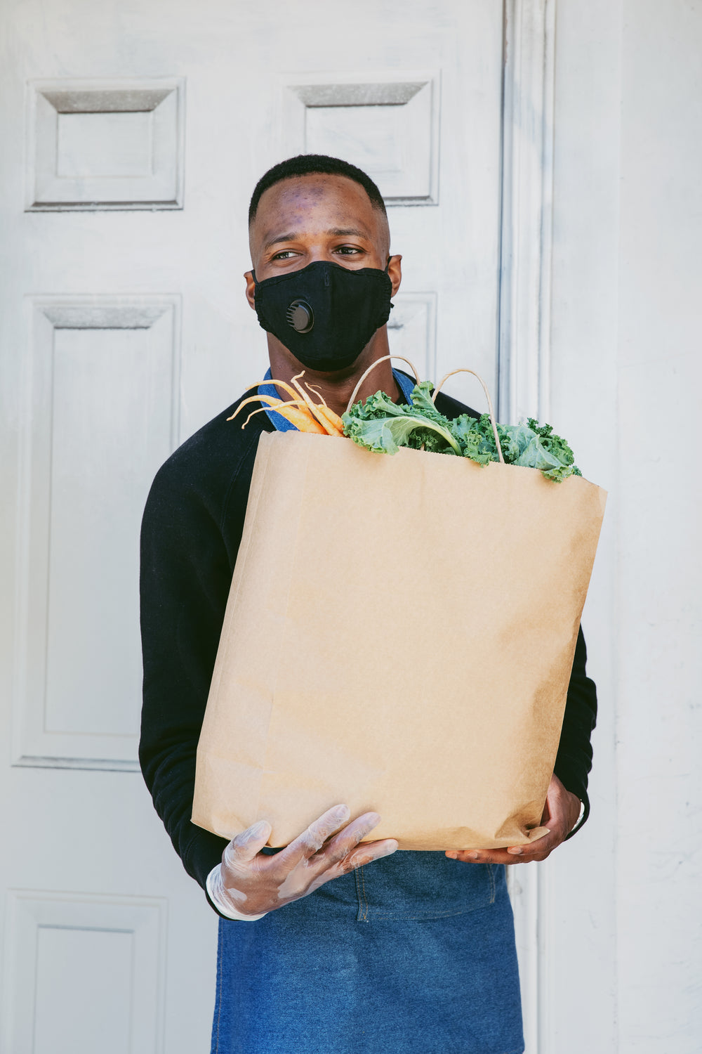 store staff brings out groceries for curb side pickup