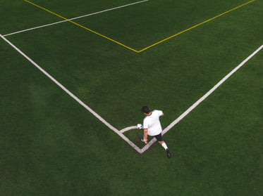 atacante prestes a chutar a bola