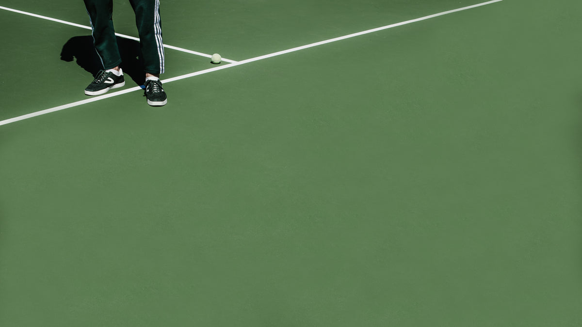 户外球场上时髦的网球运动员