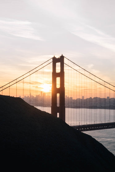 pôr-do-sol atrás da ponte golden gate