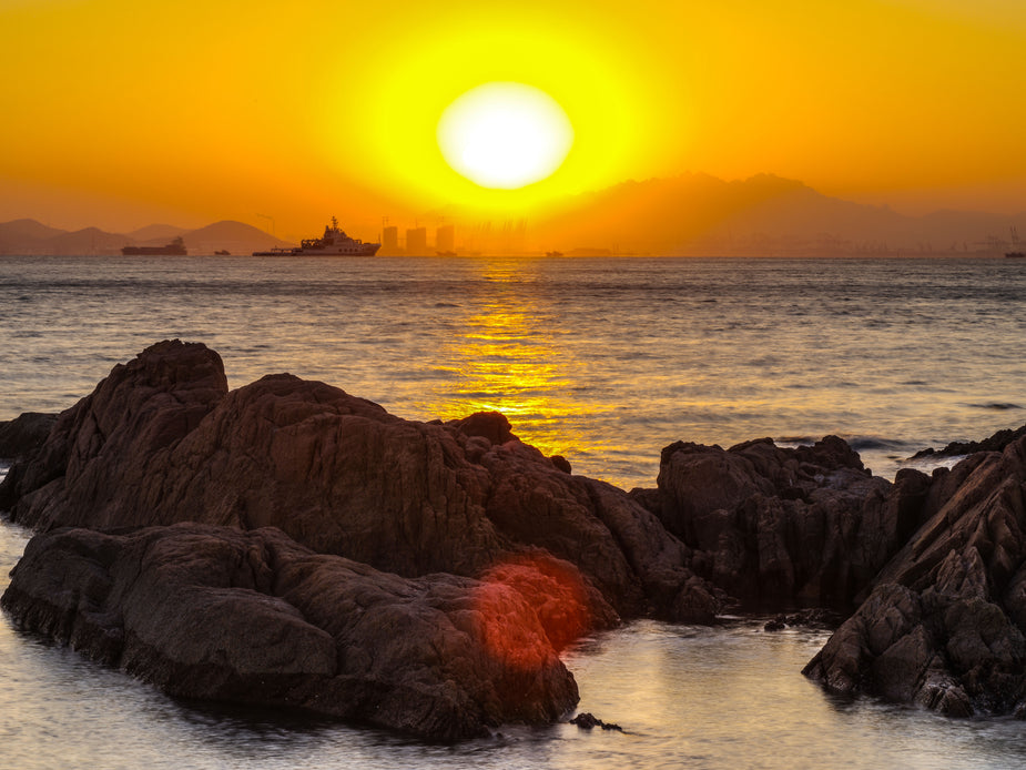 High Res Sunset On Rocky Shoreline Picture — Free Images