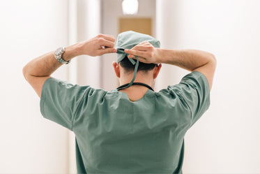 surgeon tying head scarf