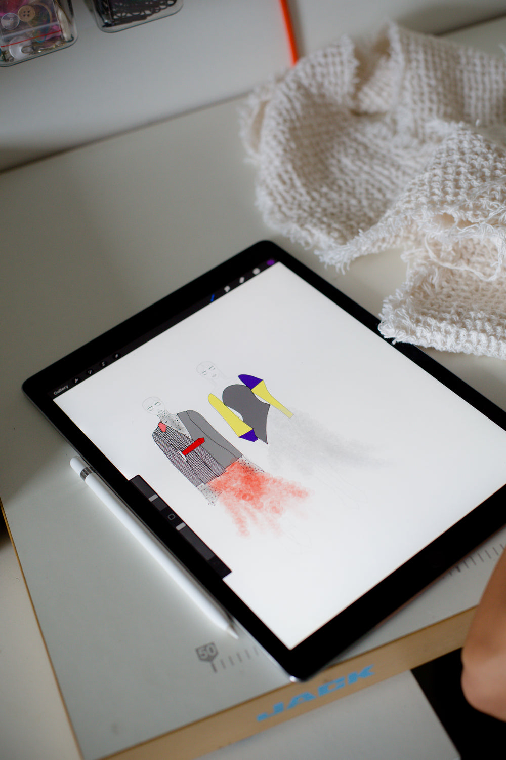 tablet mostrando desenho fashion