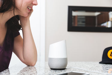 High Res Talking To Smarthome Assistant Device Picture — Free Images