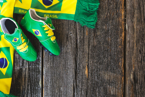 chuteiras e cachecol do time do brasil