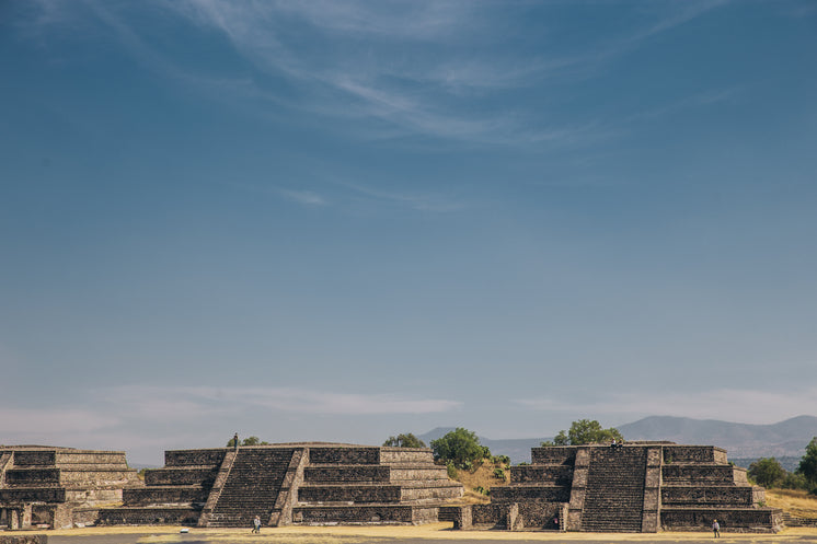 teotihuacan-temples-under-blue-skyes.jpg?width=746&format=pjpg&exif=0&iptc=0