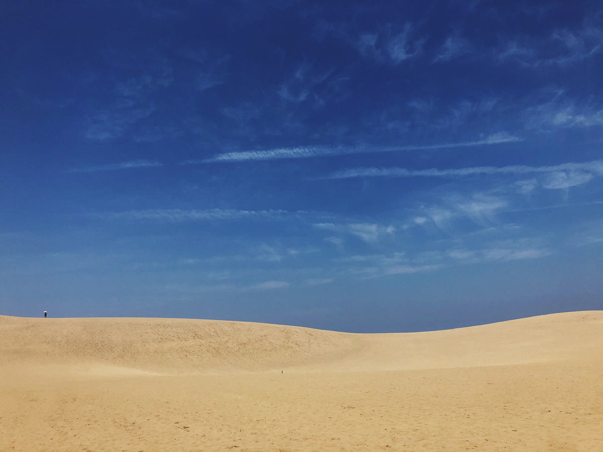 蓝天与沙丘相遇