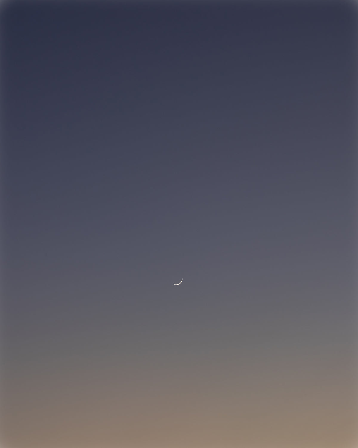 深蓝色的天空里，一轮薄薄的新月