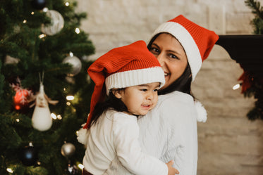 mamãe e filho em chapéus de papai noel