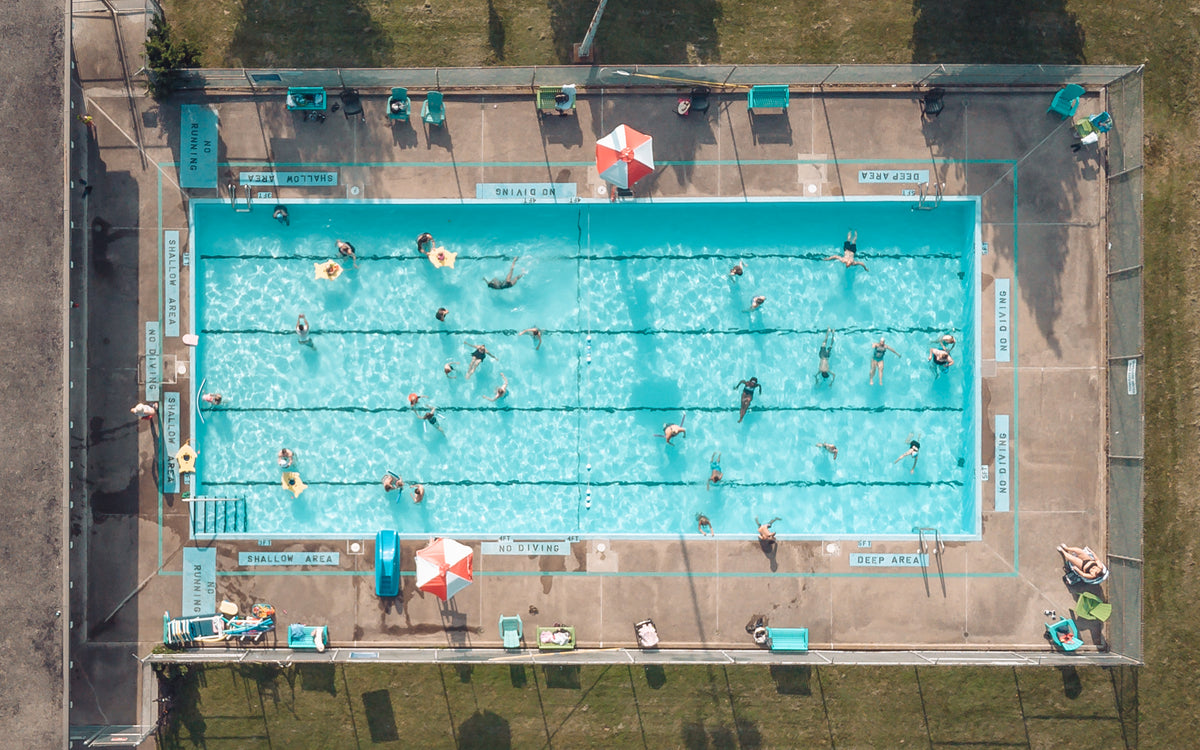 vista de cima para baixo de uma piscina com pessoas nadando
